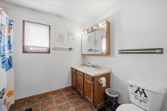 1122 Oleson Road, Waterloo, IA 50702