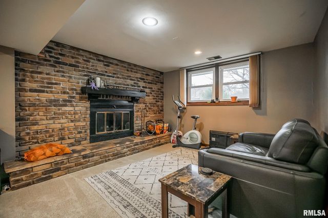 2348 W CARRIAGE Lane, Peoria, IL 61614