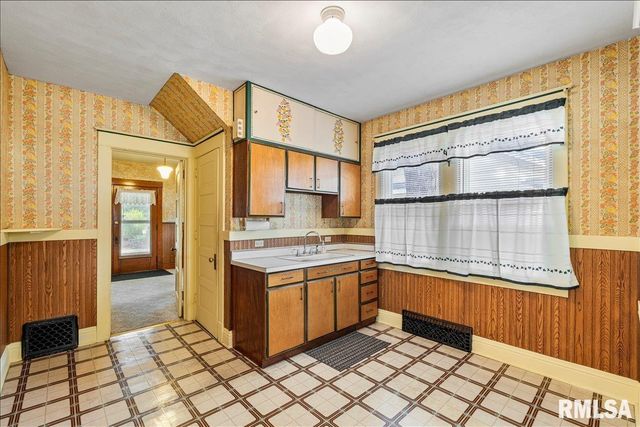 2211 WESTERN Avenue, Davenport, IA 52803