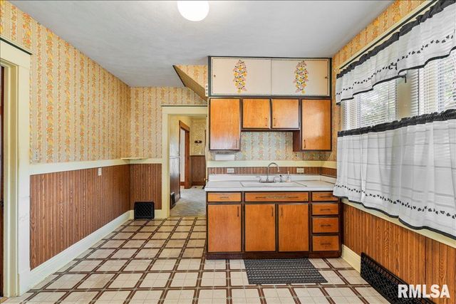 2211 WESTERN Avenue, Davenport, IA 52803