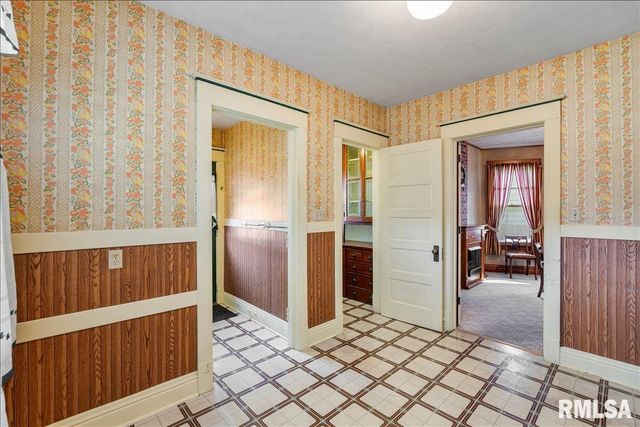 2211 WESTERN Avenue, Davenport, IA 52803