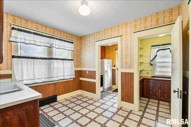 2211 WESTERN Avenue, Davenport, IA 52803