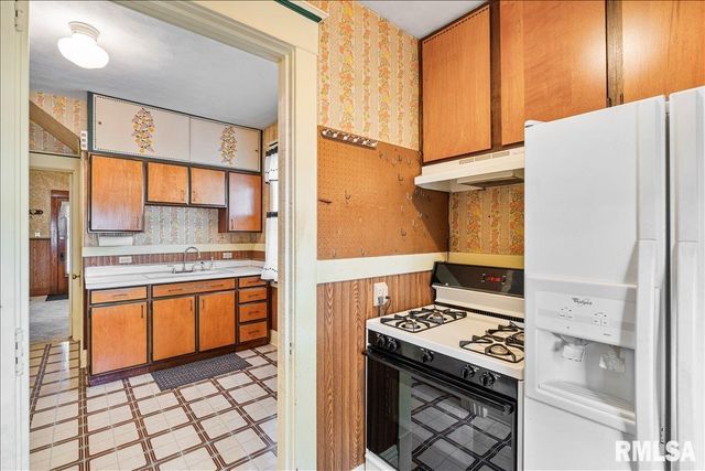 2211 WESTERN Avenue, Davenport, IA 52803