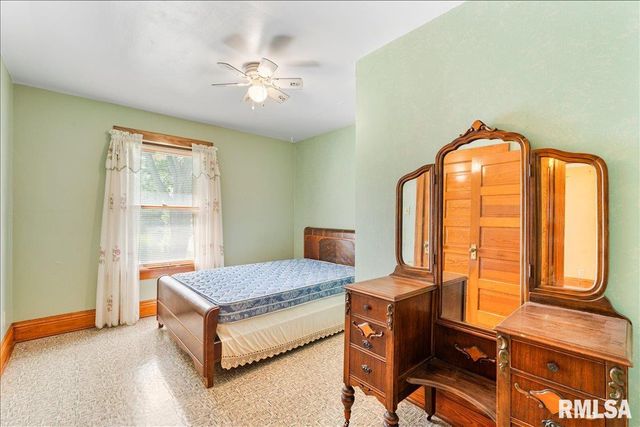 2211 WESTERN Avenue, Davenport, IA 52803