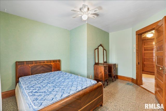 2211 WESTERN Avenue, Davenport, IA 52803