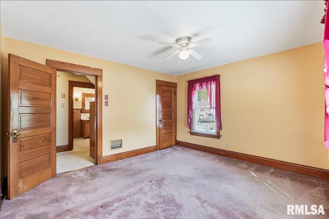 2211 WESTERN Avenue, Davenport, IA 52803