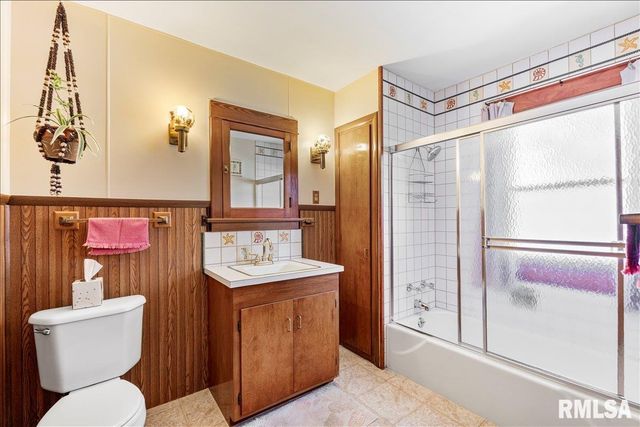 2211 WESTERN Avenue, Davenport, IA 52803