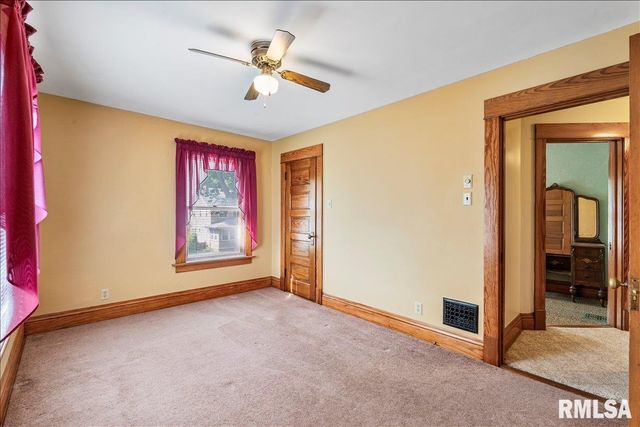 2211 WESTERN Avenue, Davenport, IA 52803