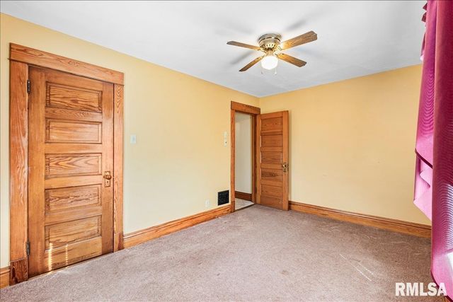 2211 WESTERN Avenue, Davenport, IA 52803