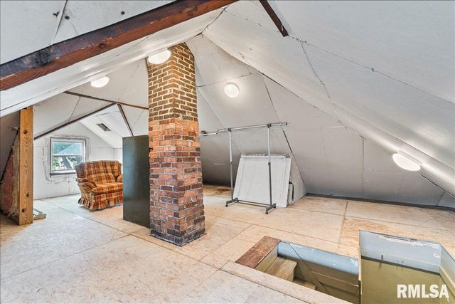 2211 WESTERN Avenue, Davenport, IA 52803