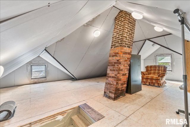 2211 WESTERN Avenue, Davenport, IA 52803