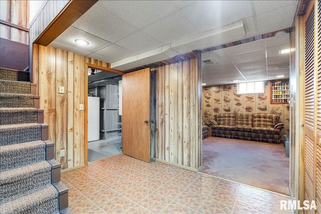 2211 WESTERN Avenue, Davenport, IA 52803