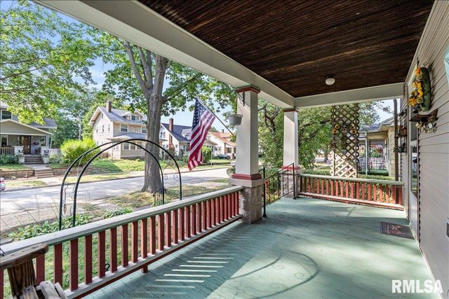 2211 WESTERN Avenue, Davenport, IA 52803