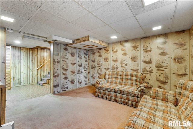 2211 WESTERN Avenue, Davenport, IA 52803