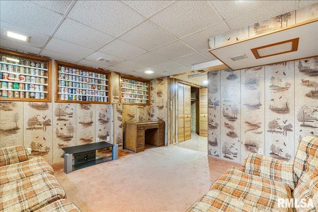 2211 WESTERN Avenue, Davenport, IA 52803