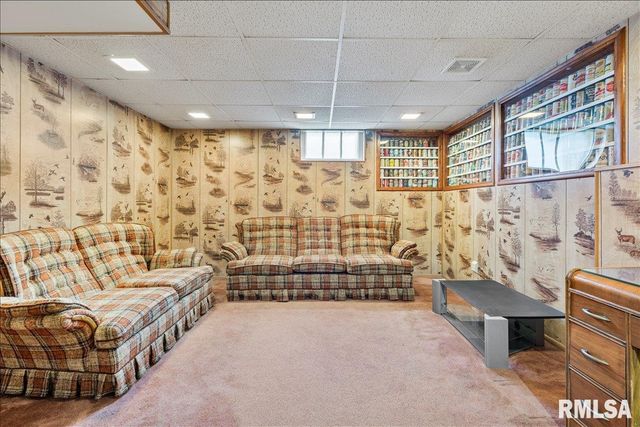 2211 WESTERN Avenue, Davenport, IA 52803