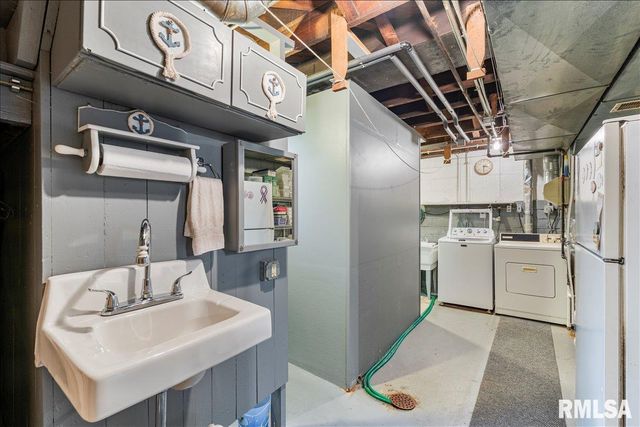 2211 WESTERN Avenue, Davenport, IA 52803