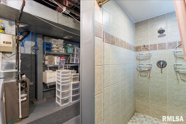 2211 WESTERN Avenue, Davenport, IA 52803