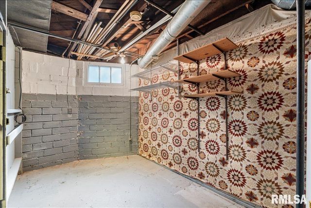 2211 WESTERN Avenue, Davenport, IA 52803