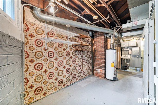 2211 WESTERN Avenue, Davenport, IA 52803