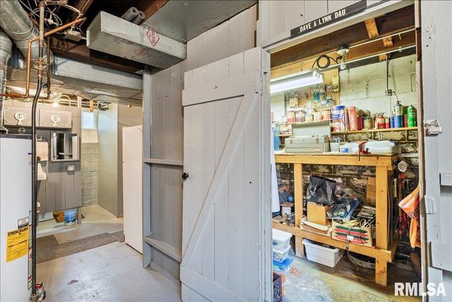 2211 WESTERN Avenue, Davenport, IA 52803