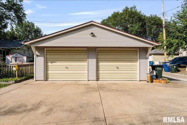 2211 WESTERN Avenue, Davenport, IA 52803