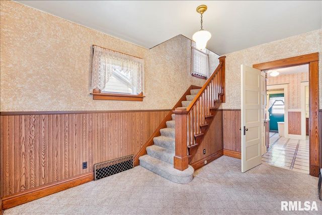 2211 WESTERN Avenue, Davenport, IA 52803