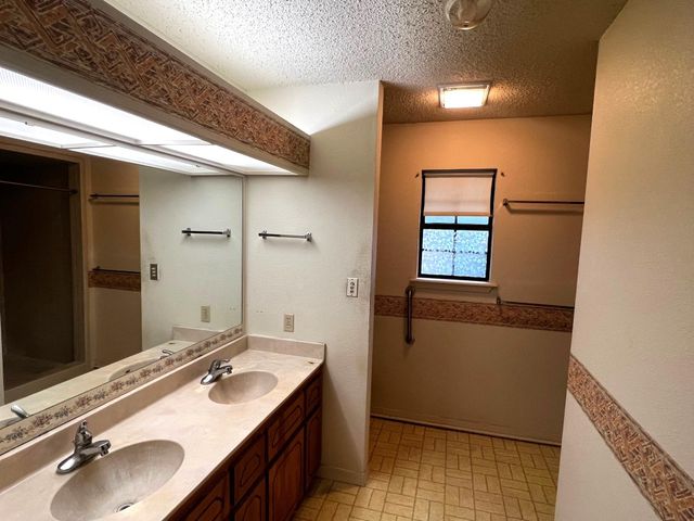 180 Steven CT, La Grange, TX 78945