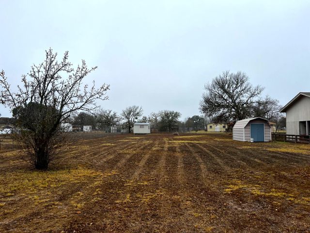 180 Steven CT, La Grange, TX 78945