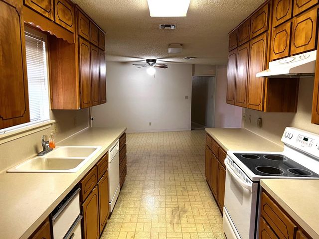 180 Steven CT, La Grange, TX 78945