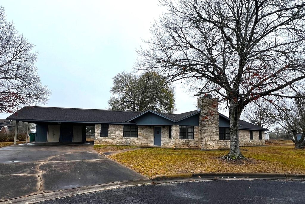 180 Steven CT, La Grange, TX 78945