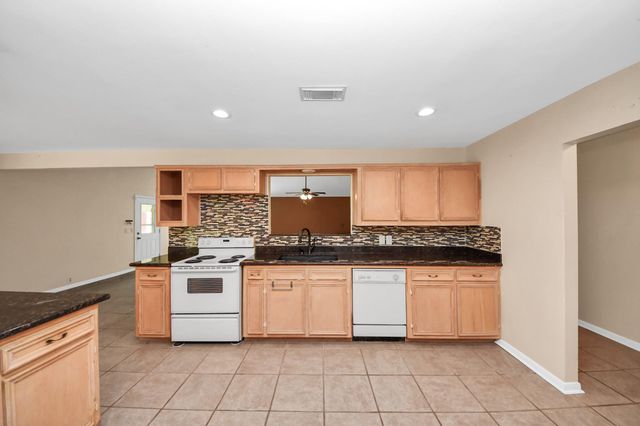 214 County Road 347 S, Cleveland, TX 77327