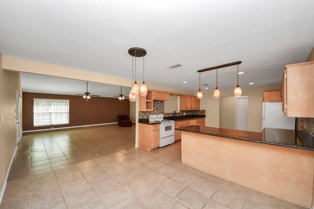 214 County Road 347 S, Cleveland, TX 77327