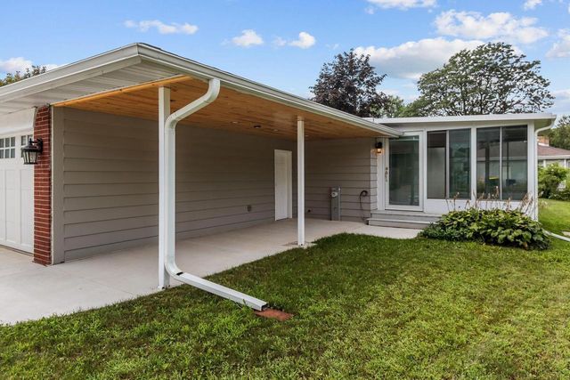 1520 CAREFUL DRIVE, Green Bay, WI 54304