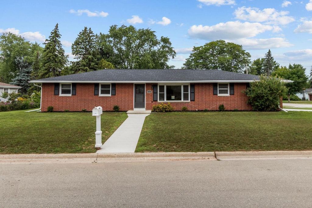1520 CAREFUL DRIVE, Green Bay, WI 54304