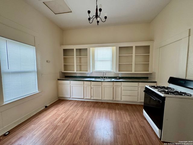 821 Leal, San Antonio, TX 78207