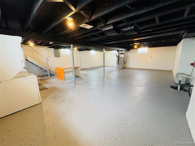 1040 E Maxlow Avenue, Hazel Park, MI 48030