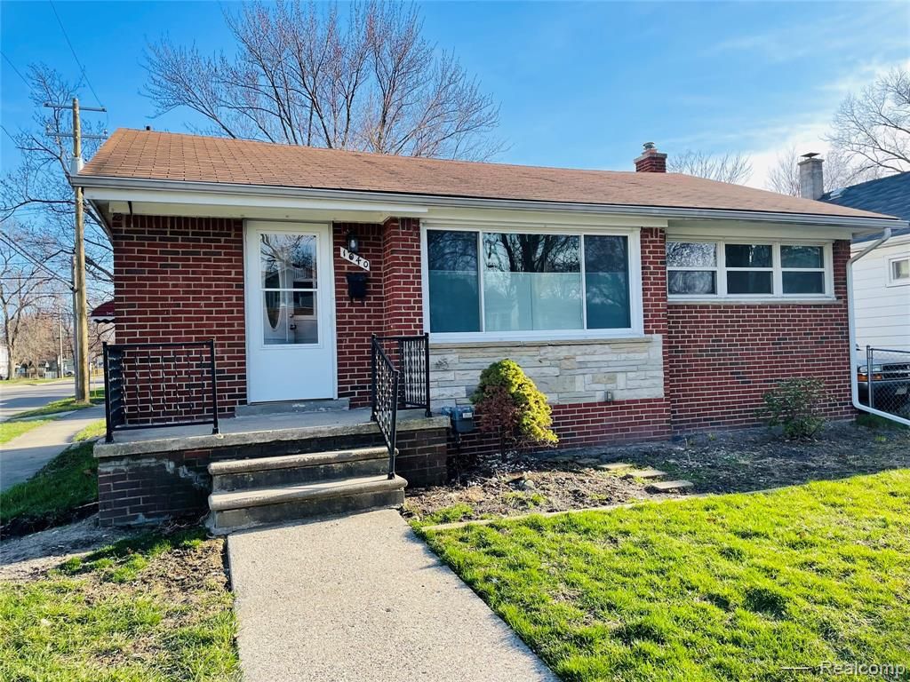 1040 E Maxlow Avenue, Hazel Park, MI 48030