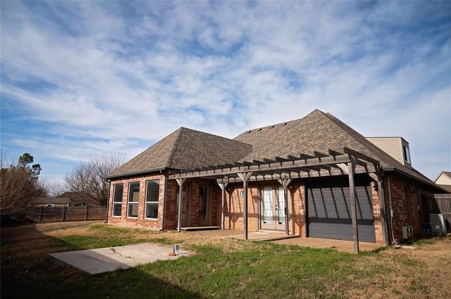 320 E Richmond Terrace, Mustang, OK 73064