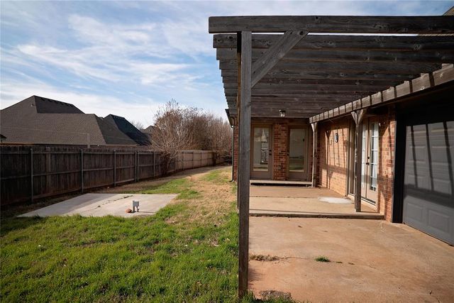 320 E Richmond Terrace, Mustang, OK 73064