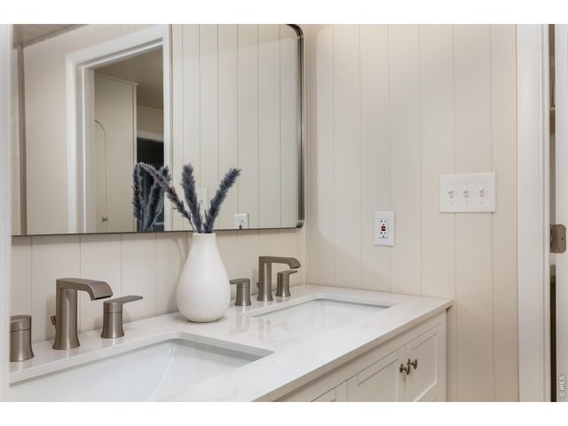 465 Deer Ln, Lyons, CO 80540