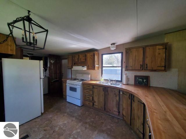 2890 Twin Lake Road, Lupton, MI 48635