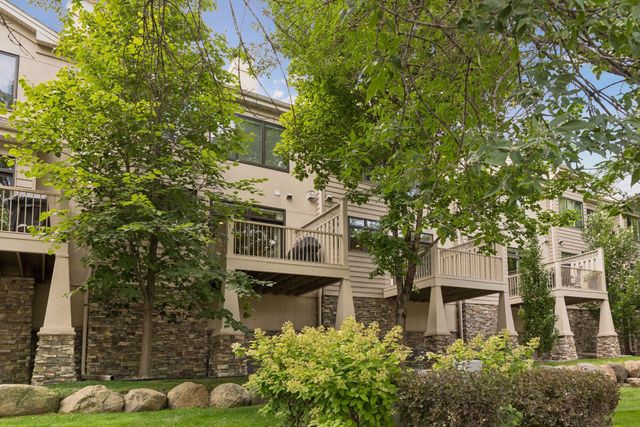 533 Willoughby Way W, Minnetonka, MN 55305