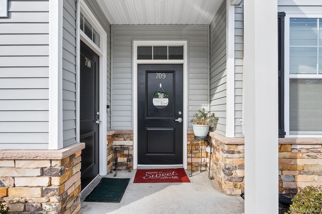 709 Breton Way, Glen Cove, NY 11542