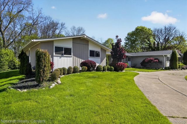 21730 Riverview Drive, Beverly Hills Village, MI 48025