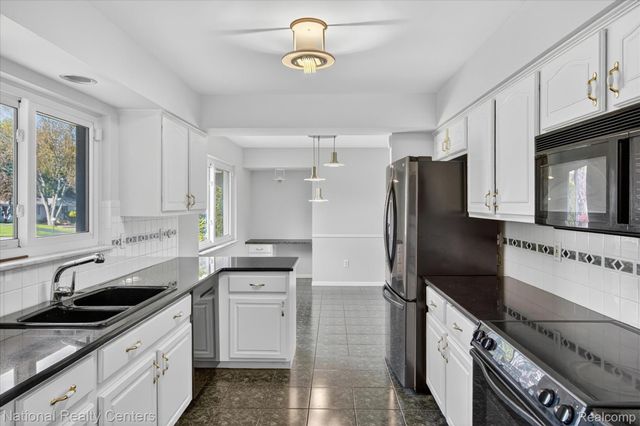 21730 Riverview Drive, Beverly Hills Village, MI 48025
