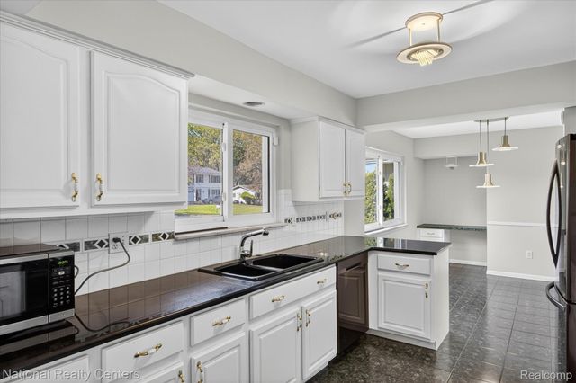 21730 Riverview Drive, Beverly Hills Village, MI 48025