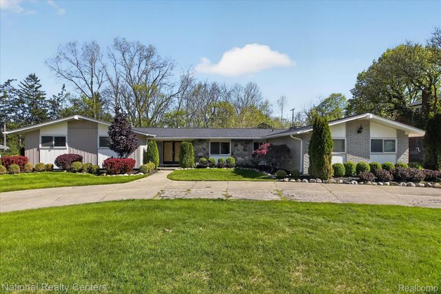 21730 Riverview Drive, Beverly Hills Village, MI 48025