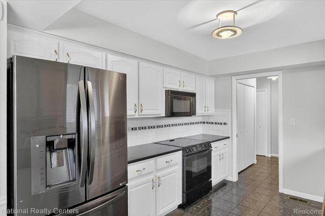 21730 Riverview Drive, Beverly Hills Village, MI 48025