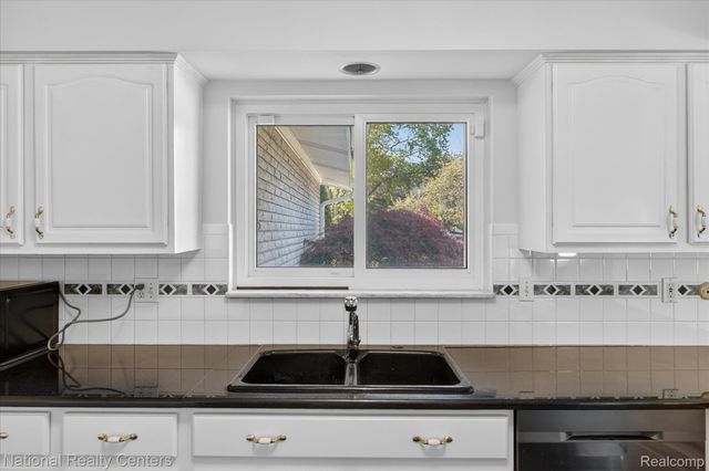 21730 Riverview Drive, Beverly Hills Village, MI 48025